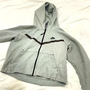 Women’s cropped Nike tech